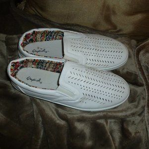Womens white 9m slip on sneaker